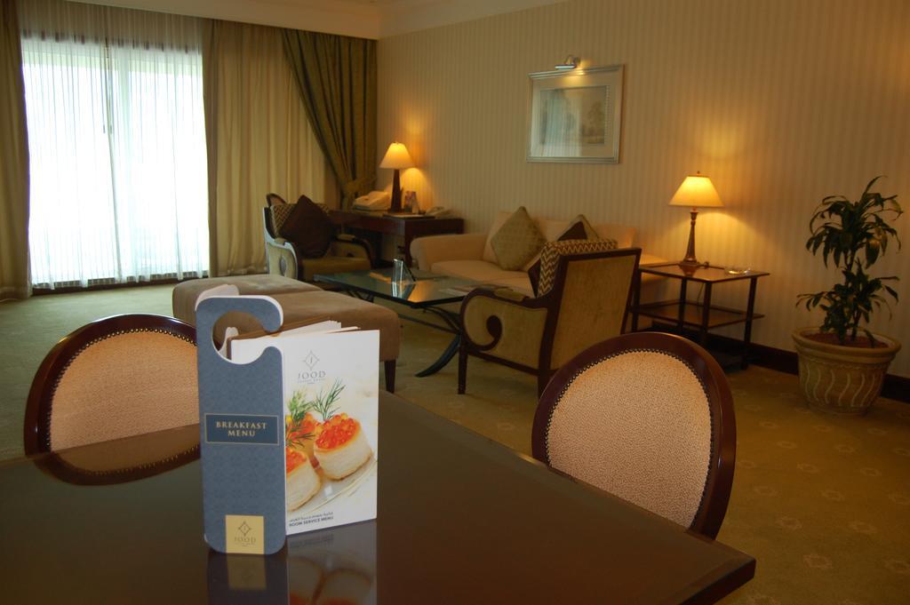 Jood Palace Hotel Dubai Buitenkant foto A room at the hotel