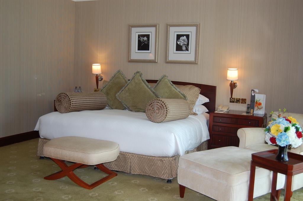 Jood Palace Hotel Dubai Buitenkant foto A bedroom at the Taj Mahal Palace