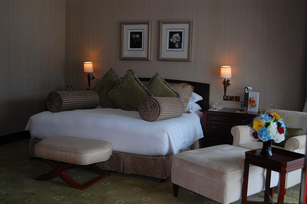 Jood Palace Hotel Dubai Buitenkant foto A bedroom at the hotel