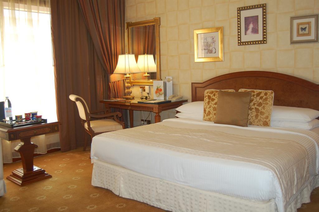Jood Palace Hotel Dubai Buitenkant foto A room at the hotel