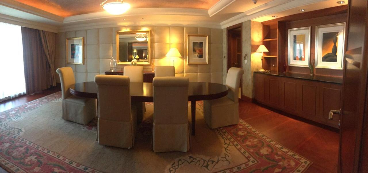 Jood Palace Hotel Dubai Buitenkant foto The dining room of a suite