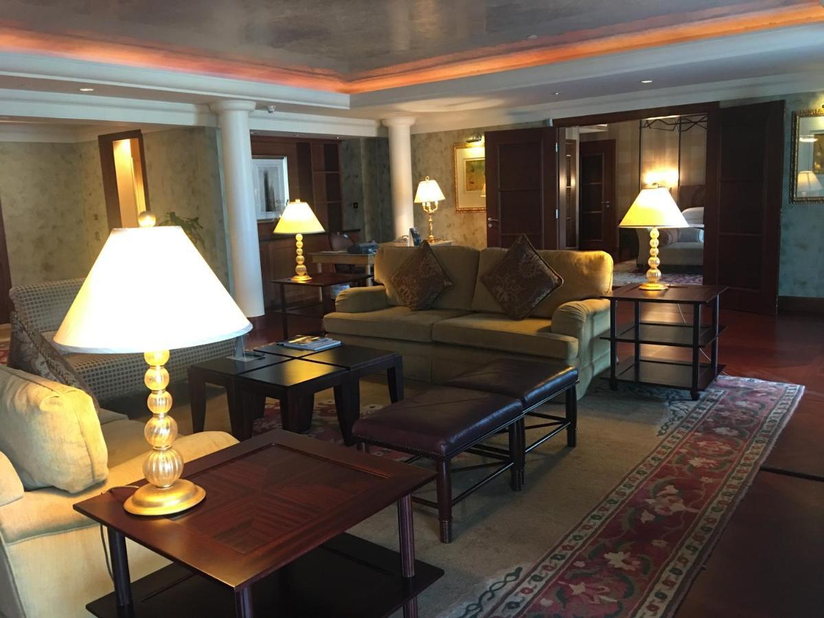 Jood Palace Hotel Dubai Buitenkant foto The lounge at the airport